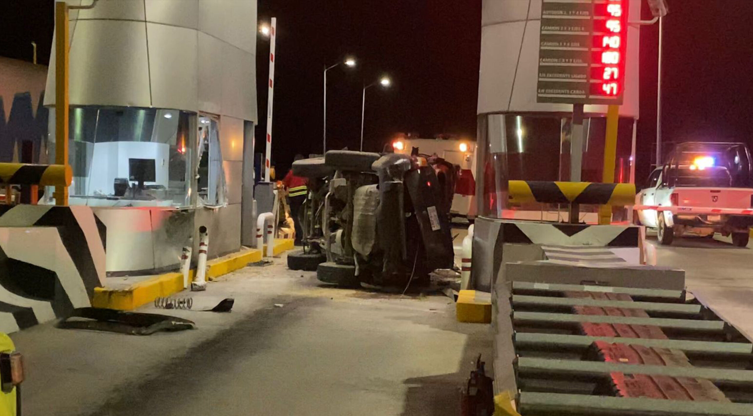 CAMIONETA VOLCÓ ENTRE DOS CASETAS DE COBRO