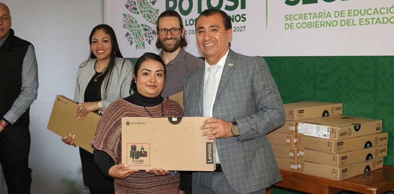ASESORES DE INGLÉS DE EDUCACIÓN BÁSICA RECIBEN EQUIPO DE CÓMPUTO