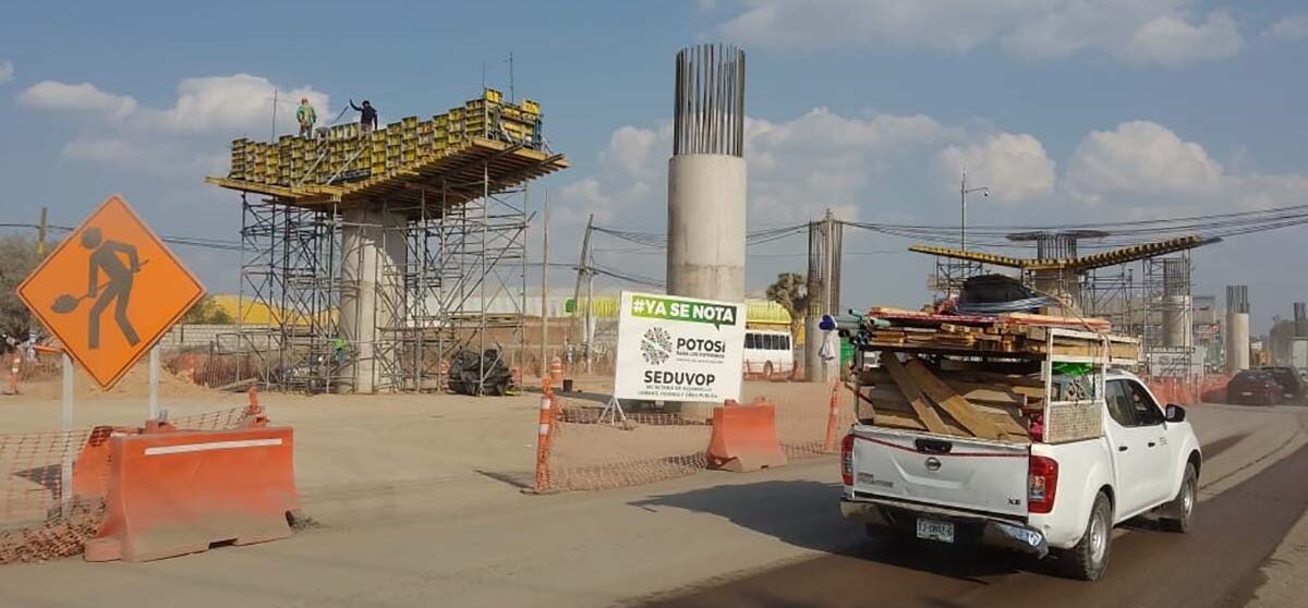 PUENTE EN CARRETERA A RIOVERDE SIGUE EN PROGRESO
