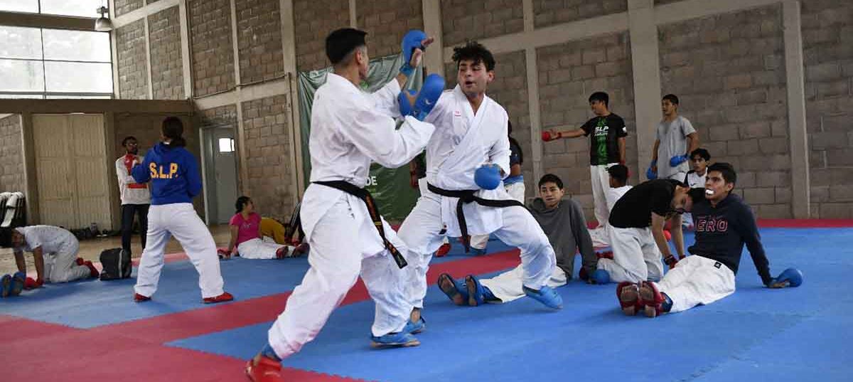 ATLETA POTOSINO DANIEL ESPARZA PARTICIPA EN CAMPAMENTO CON LA SELECCIÓN NACIONAL DE KARATE