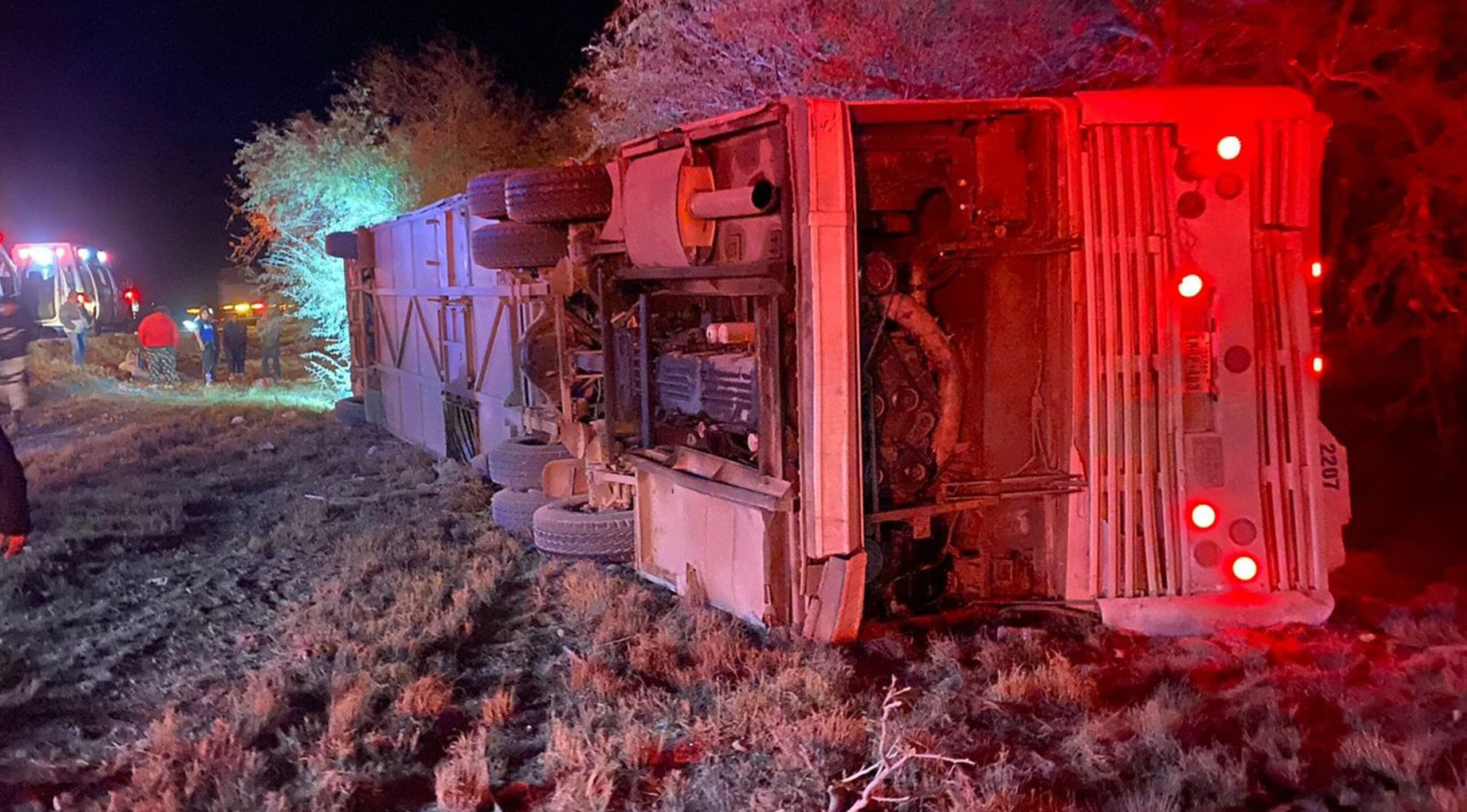 CAMIÓN DE PASAJEROS VUELCA EN LA CARR. 57; HUBO SEIS MUERTOS Y UNA DECENA DE HERIDOS