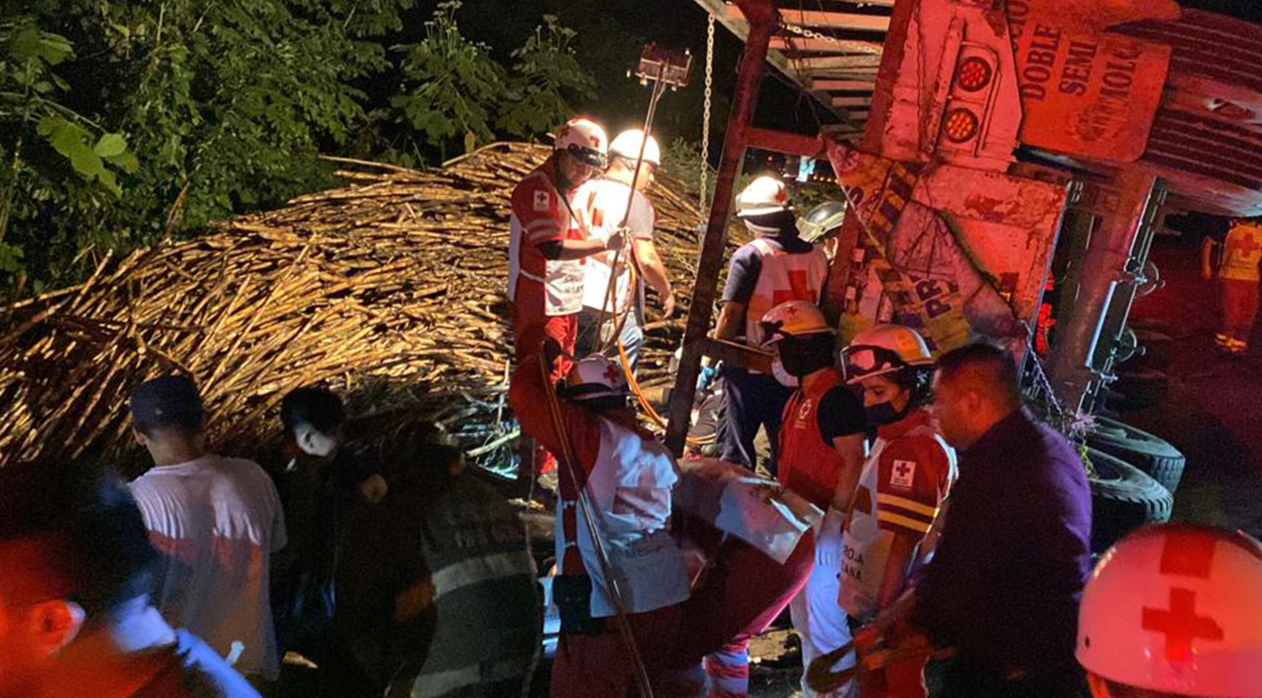 FAMILIA APLASTADA POR UN REMOLQUE CARGADO DE CAÑA EN LA HUASTECA