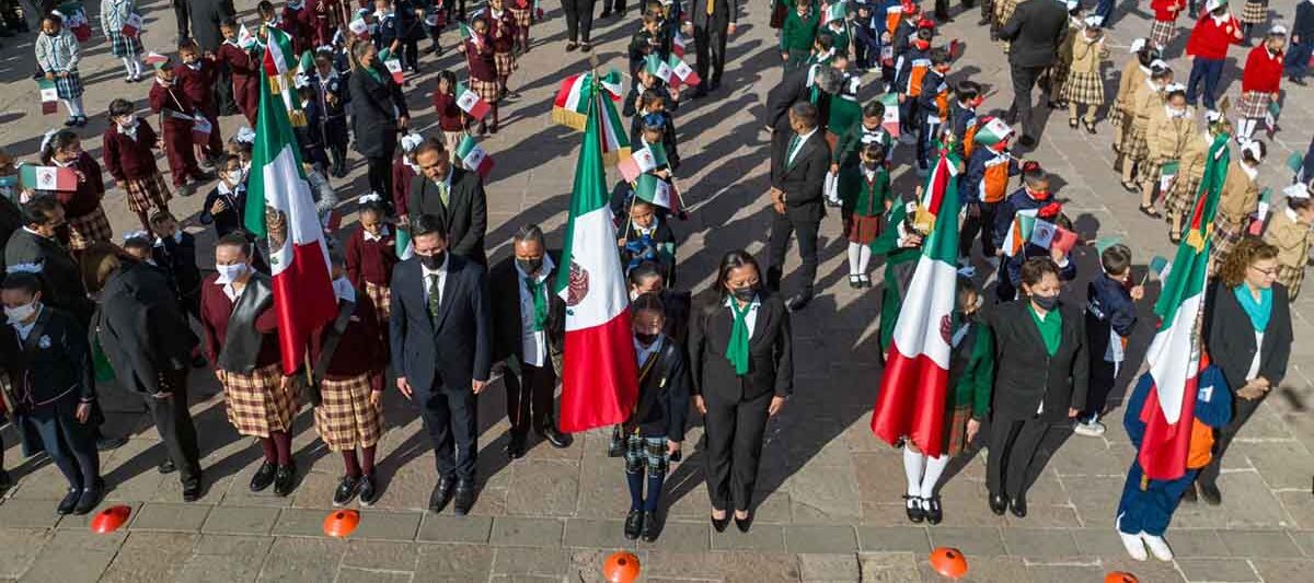 ENTREGAN BANDERAS NUEVAS EN ESCUELAS DE LA SEGE