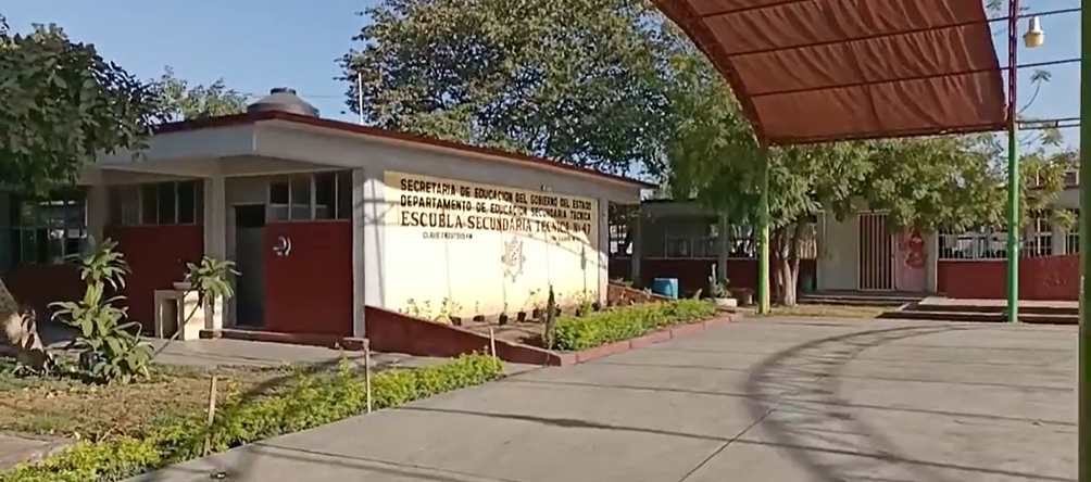 LE OFRECIERON DINERO PARA ACUSAR AL DIRECTOR DE SU SECUNDARIA