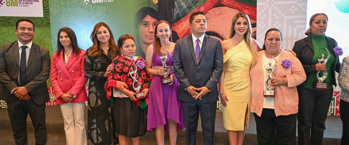 ENTREGAN RECONOCIMIENTOS A POTOSINAS DEL AÑO