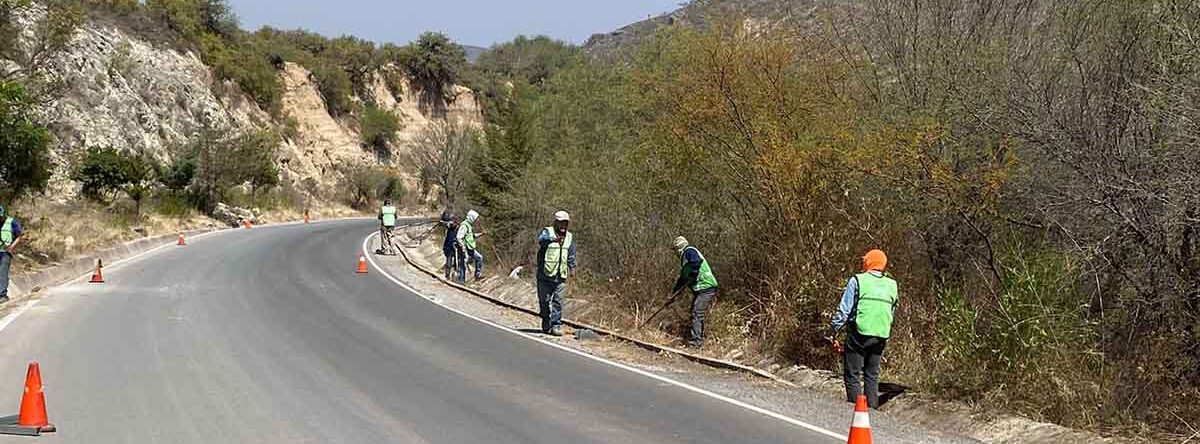 DAN MANTENIMIENTO EN CARRETERAS DEL ESTADO