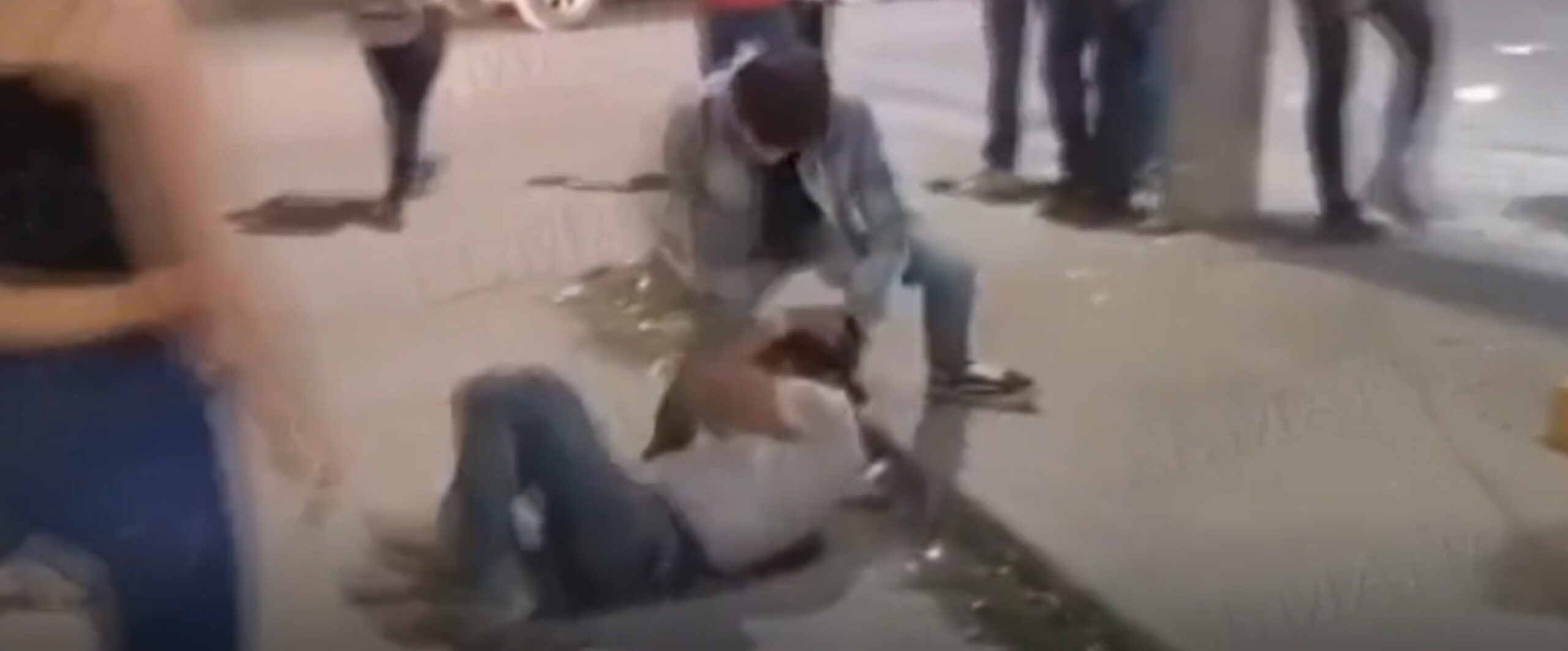 (VIDEO) BRUTAL GOLPIZA AFUERA DE LA FENAHUAP EN VALLES