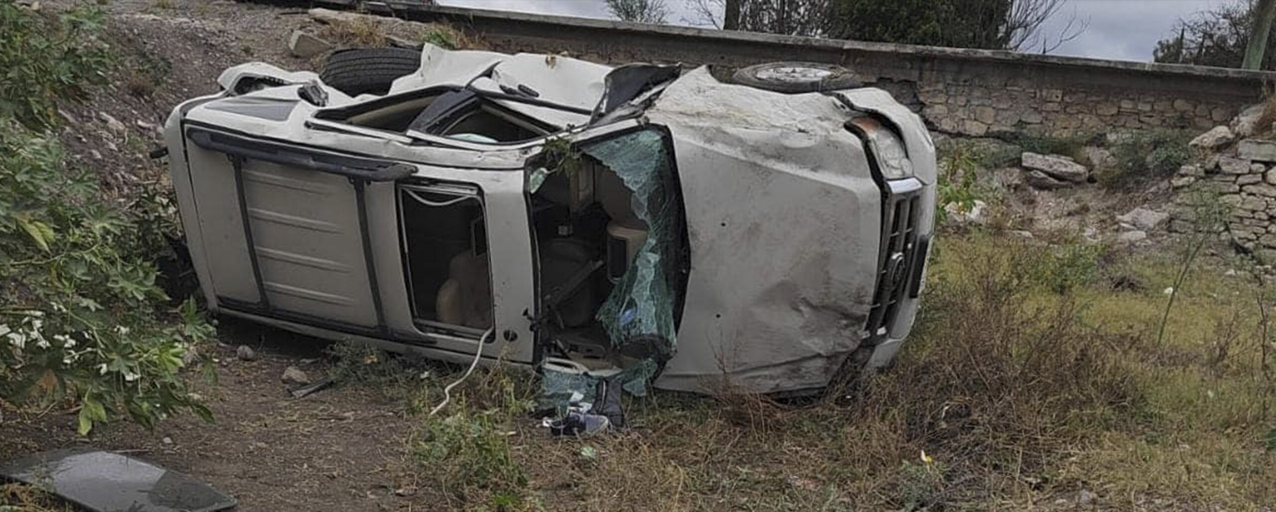 AUTOMOVILISTA GRAVE POR INTENTAR GANARLE EL PASO AL TREN EN CERRITOS