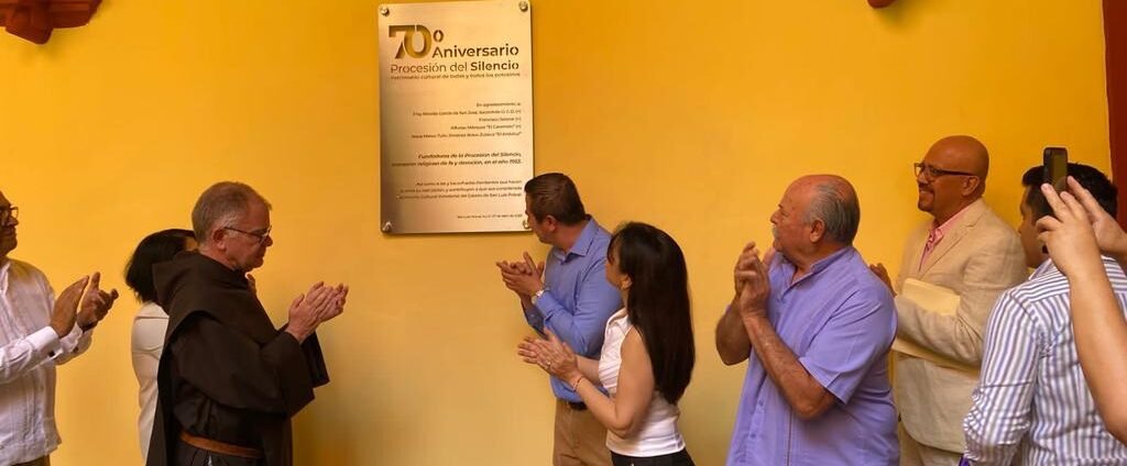 DEVELAN PLACA DEL 70 ANIVERSARIO DE LA PROCESIÓN DEL SILENCIO