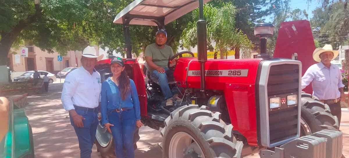 ENTREGAN MAQUINARIA PARA EL CAMPO DE LA ZONA MEDIA