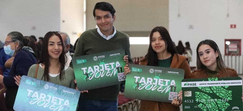 ENTREGA RICARDO GALLARDO APOYO DE TRANSPORTE GRATUITO Y TARJETA JOVEN A ESTUDIANTES POTOSINOS