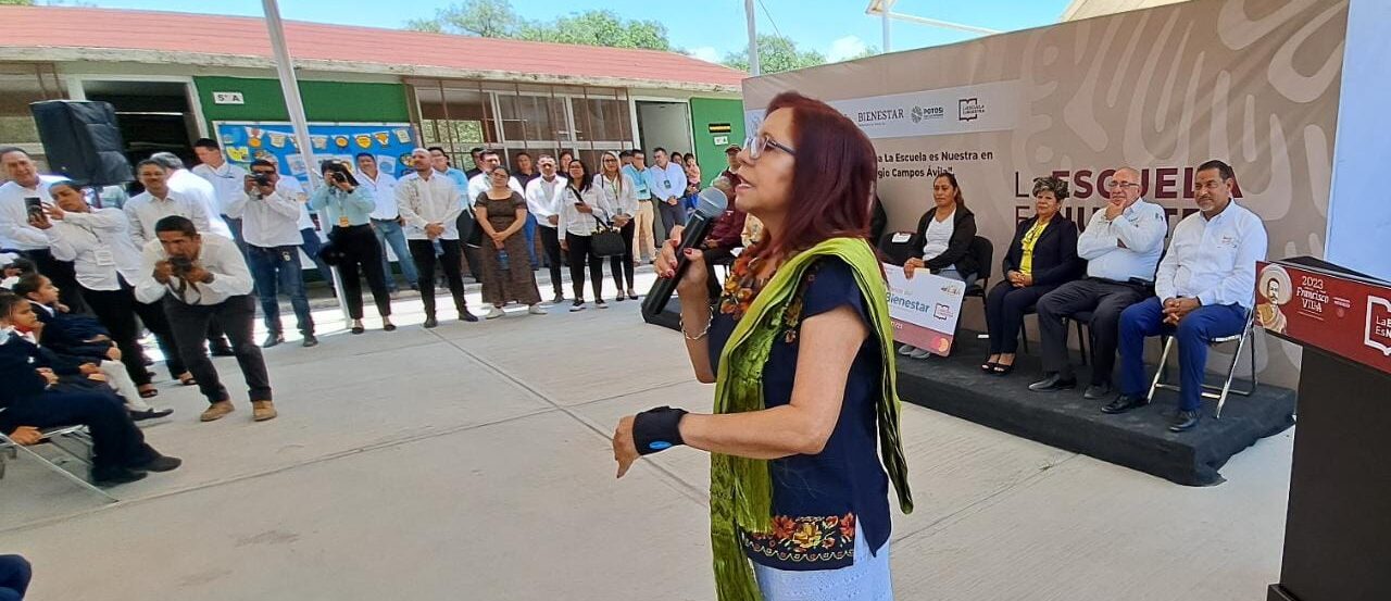 ENTREGA TITULAR DE LA SEP APOYO ECONÓMICO A ESCUELAS DE LA SEER