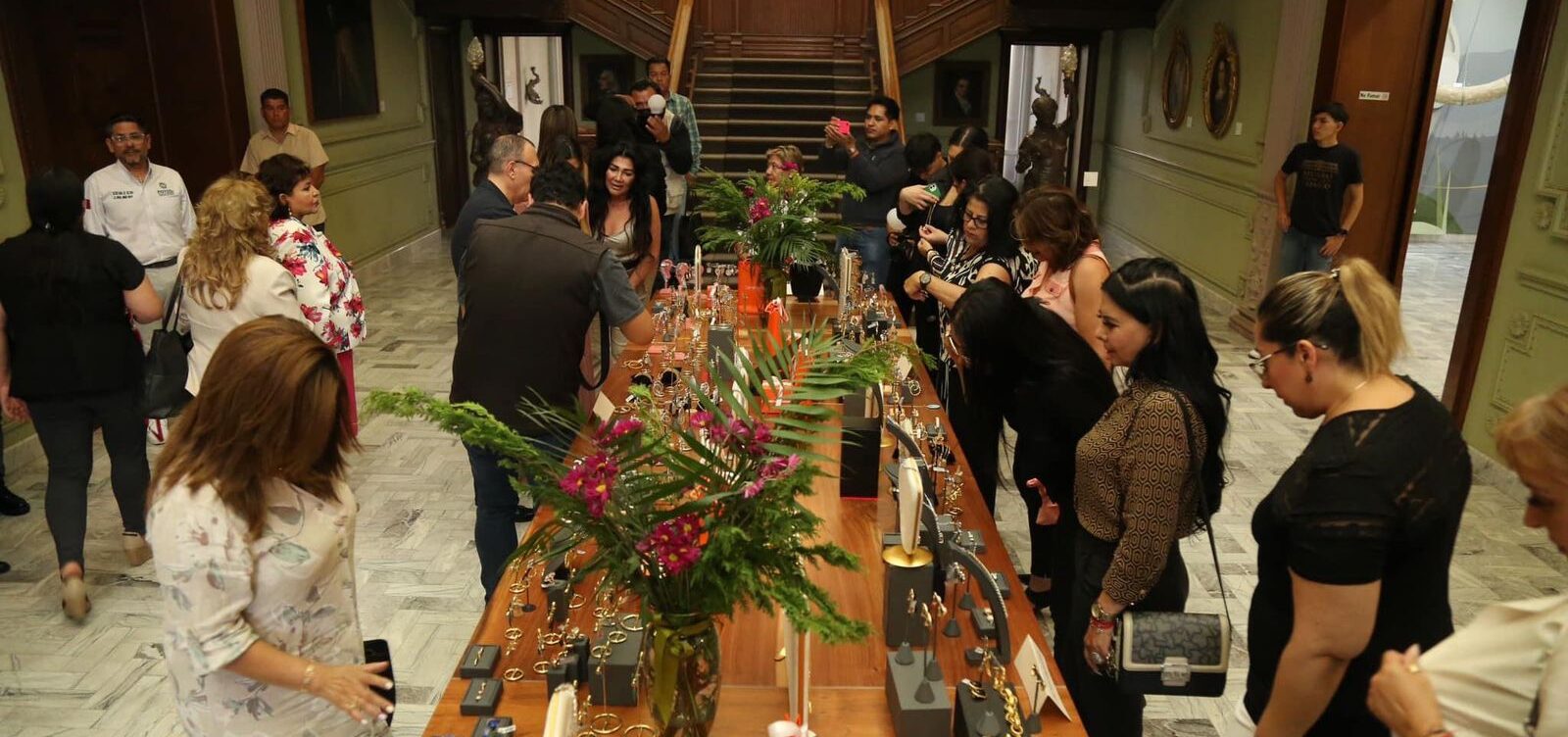 REALIZAN EXPOSICIÓN DE JOYAS PARA RECAUDAR FONDOS PARA EL DIF ESTATAL