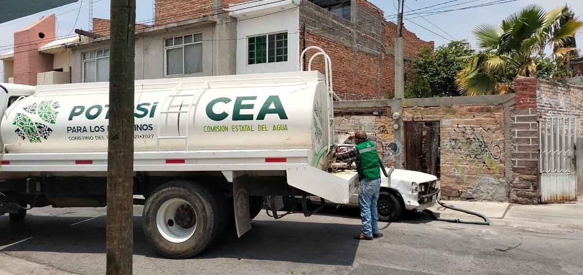 DISTRIBUYEN AGUA A FAMILIAS POR FALLA EN EL REALITO