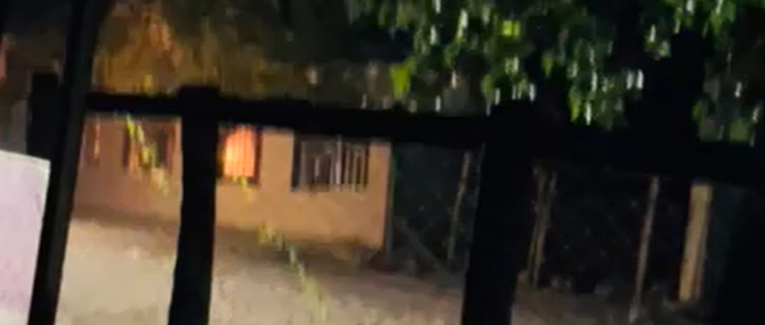 BALEARON Y PRENDIERON FUEGO A UNA VIVIENDA EN EL NARANJO