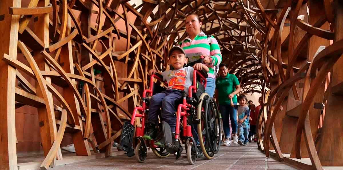 PERSONAS CON DISCAPACIDAD AUDITIVA DISFRUTAN DEL MUSEO LABERINTO