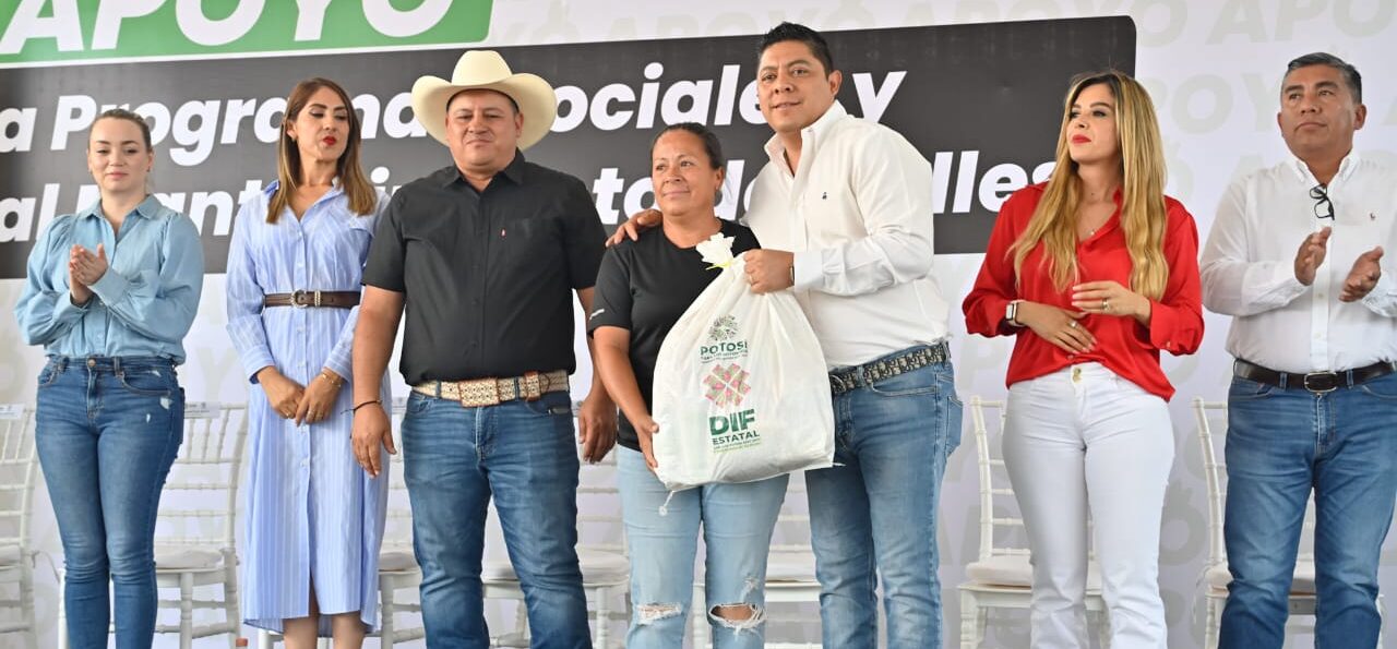 RICARDO GALLARDO LLEVA BECAS ALIMENTARIAS Y MÁS OBRAS A VILLA DE ARRIAGA