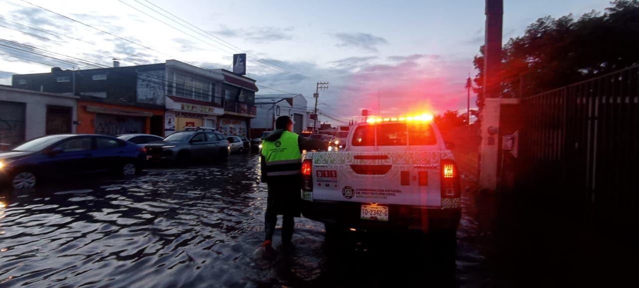 CUERPOS DE EMERGENCIA APOYAN A LA CIUDADANÍA TRAS FUERTES LLUVIAS AL ORIENTE DE LA CIUDAD