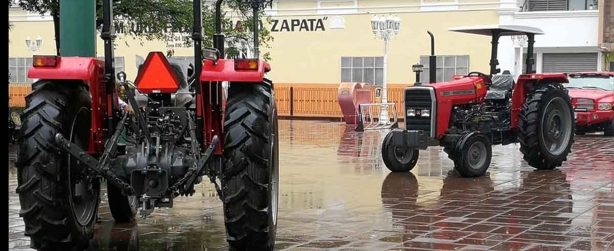 ENTREGAN TRACTORES EN LA REGIÓN MEDIA