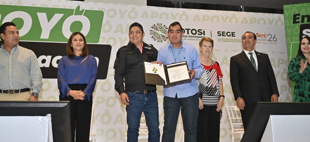 RICARDO GALLARDO ENTREGA ESTÍMULOS A PERSONAL ADMINISTRATIVO DE SEGE