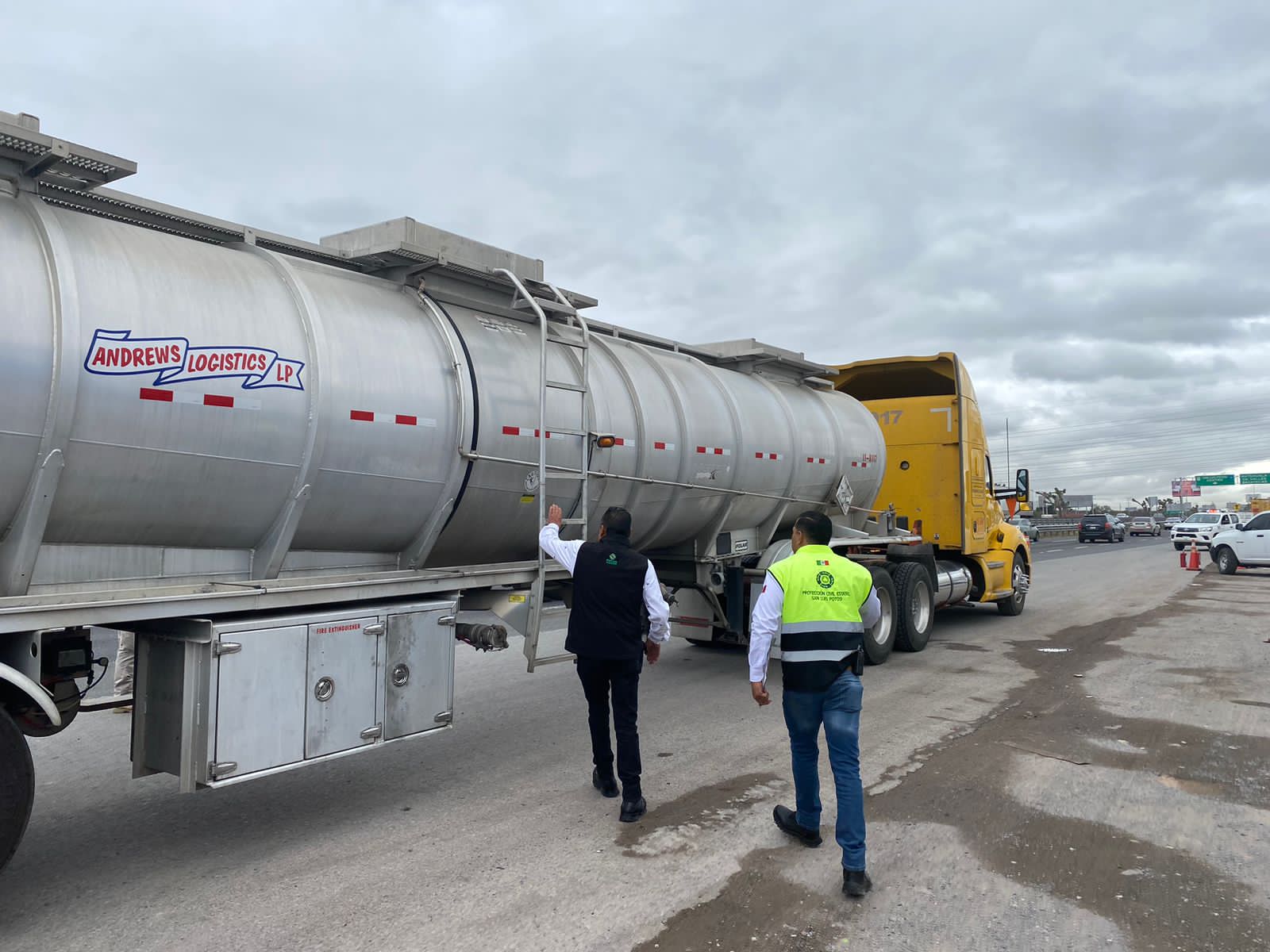 GOBIERNO ESTATAL REVISA TRANSPORTE DE MATERIAL PELIGROSO