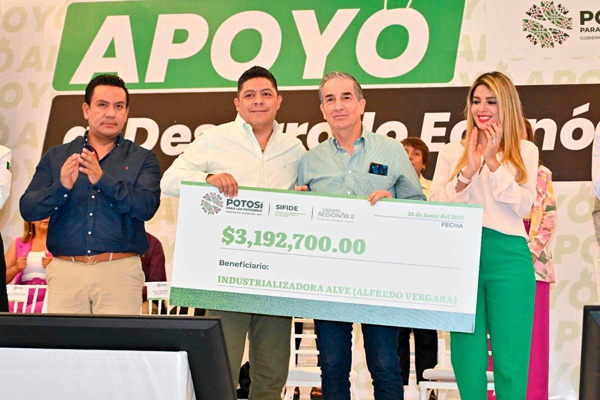 PERSONAS EMPRENDEDORAS Y EMPRESARIAS RECIBEN APOYO DE RICARDO GALLARDO