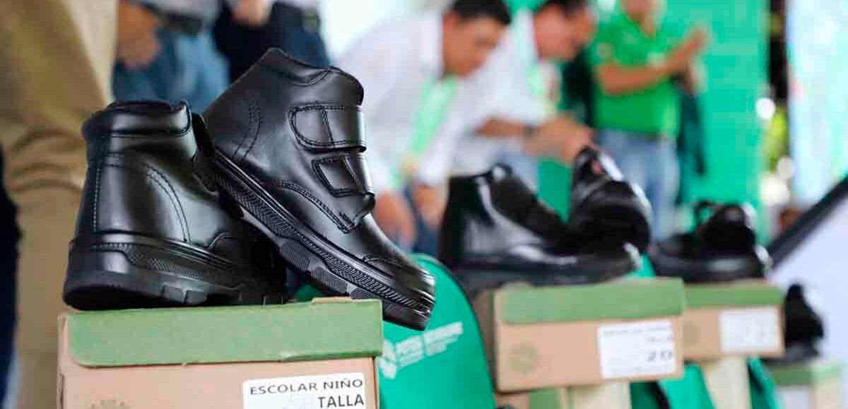 AVANZA LA ENTREGA DE APOYOS ESCOLARES