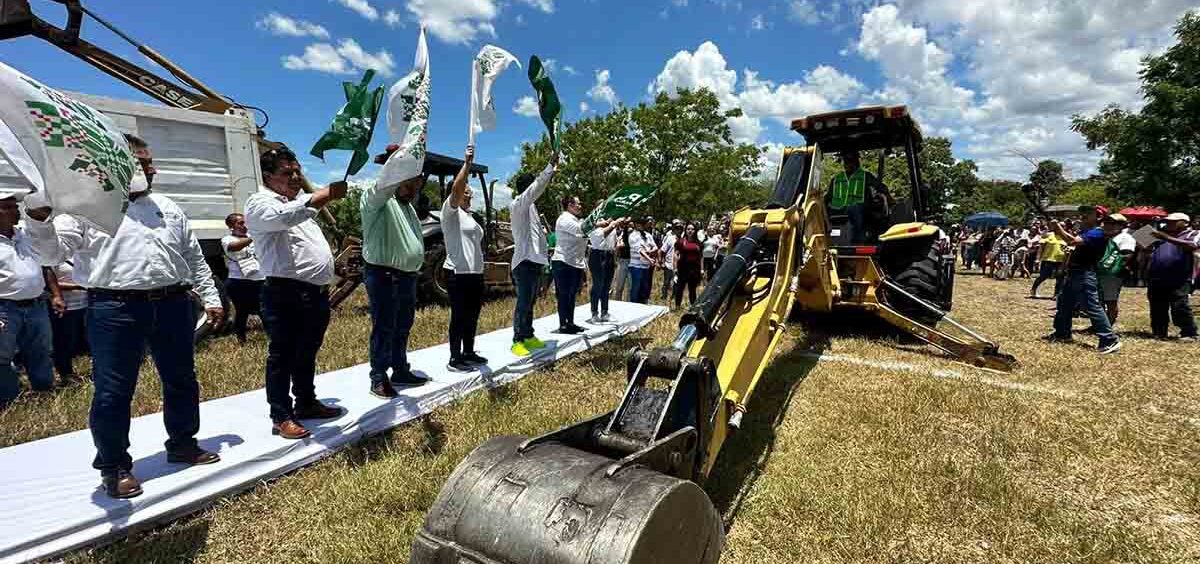 EN TANQUIÁN, LLEGAN APOYOS ESCOLARES Y ARRANCA UNIDAD DEPORTIVA
