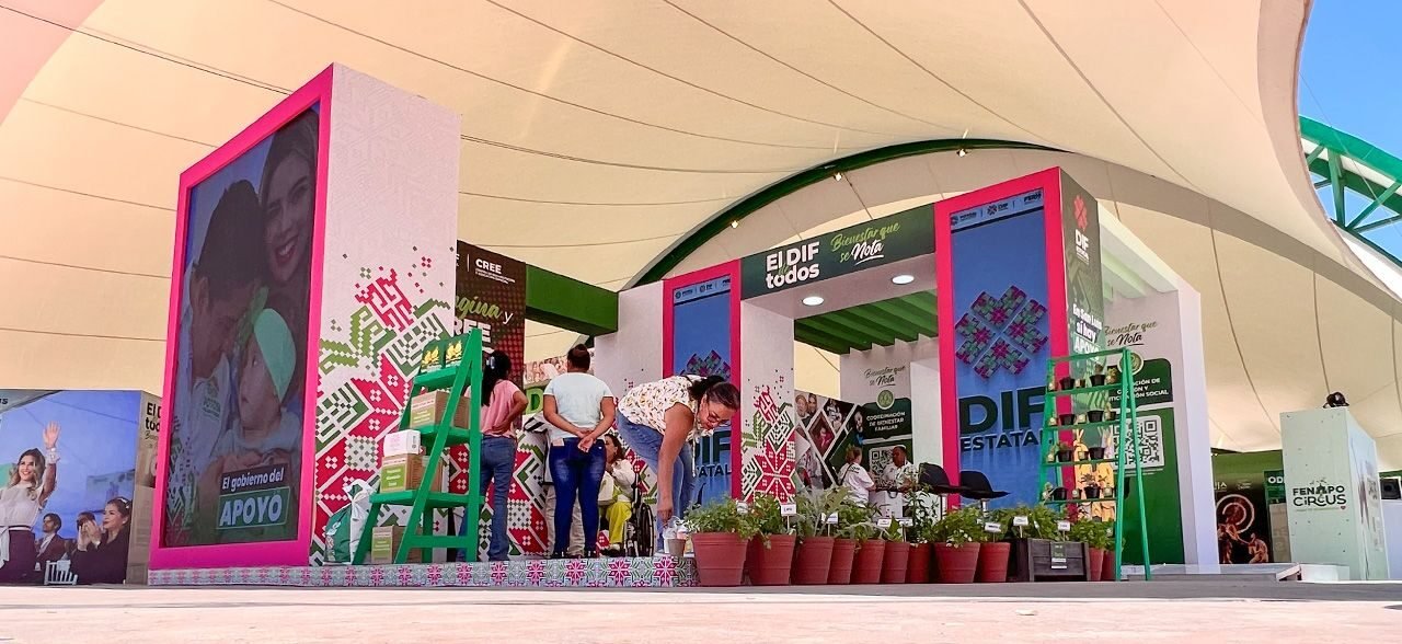 DIF ESTATAL HABILITA REGISTRO A PROGRAMAS EN STAND DE LA FENAPO