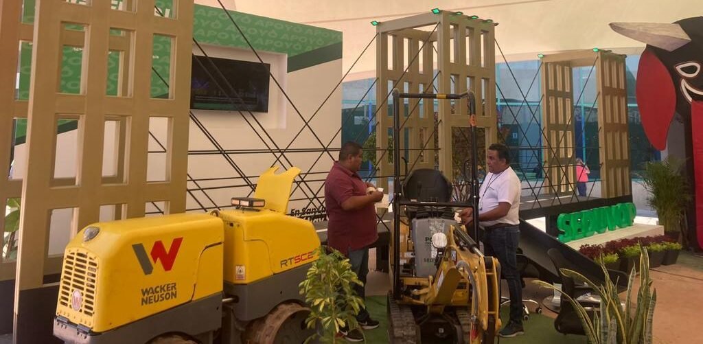 SEDUVOP INSTALA MODELO DE PUENTE ATIRANTADO A ESCALA EN STAND DE LA FENAPO