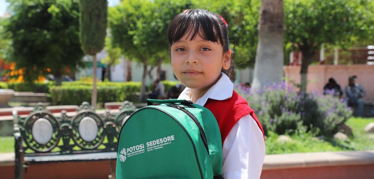 APOYOS ESCOLARES LLEGAN A MOCTEZUMA