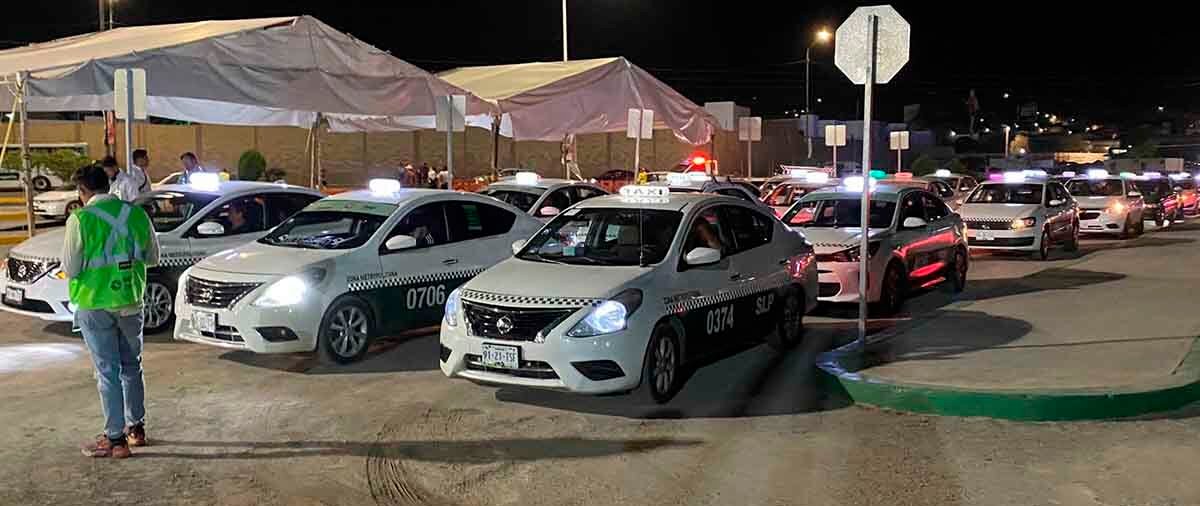TAXISTAS LLEVAN GRATIS A PERSONAS CON DISCAPACIDAD A LA FENAPO