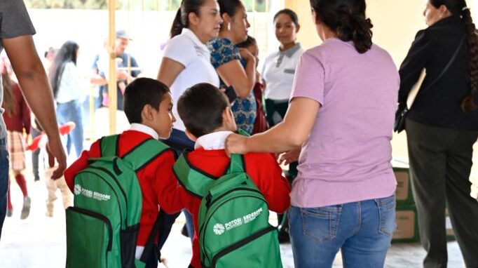APOYOS ESCOLARES LLEGAN A SANTO DOMINGO