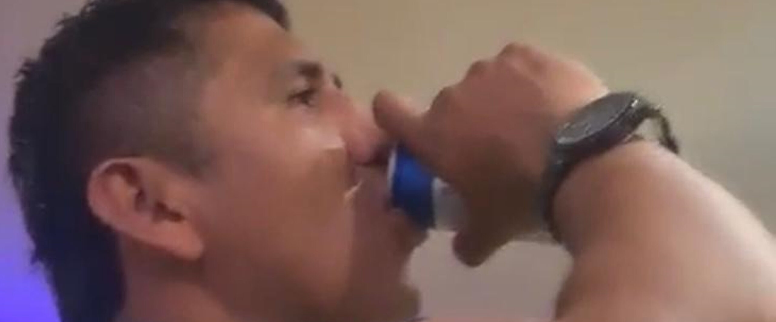 «AHORITA LE VOY A HABLAR A ROSA ICELA», ADVIRTIÓ EL ALCALDE DE AXTLA CON CERVEZA EN MANO