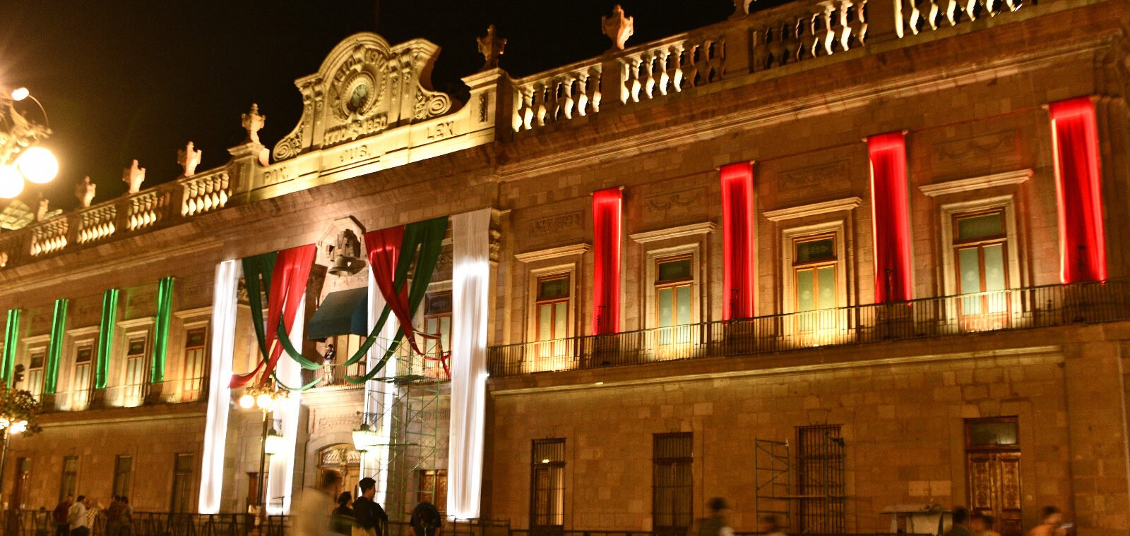 INSTALAN ADORNOS PATRIOS EN PALACIO DE GOBIERNO