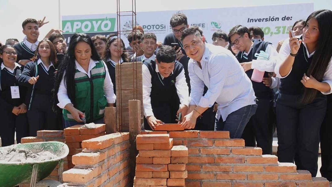 RICARDO GALLARDO BRINDA APOYO A ESTUDIANTES DEL CECYTE