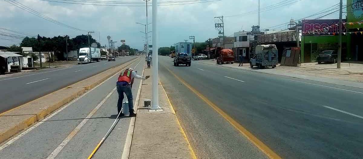 REALIZAN ACCIONES DE MANTENIMIENTO EN CARRETERA A ZACATECAS