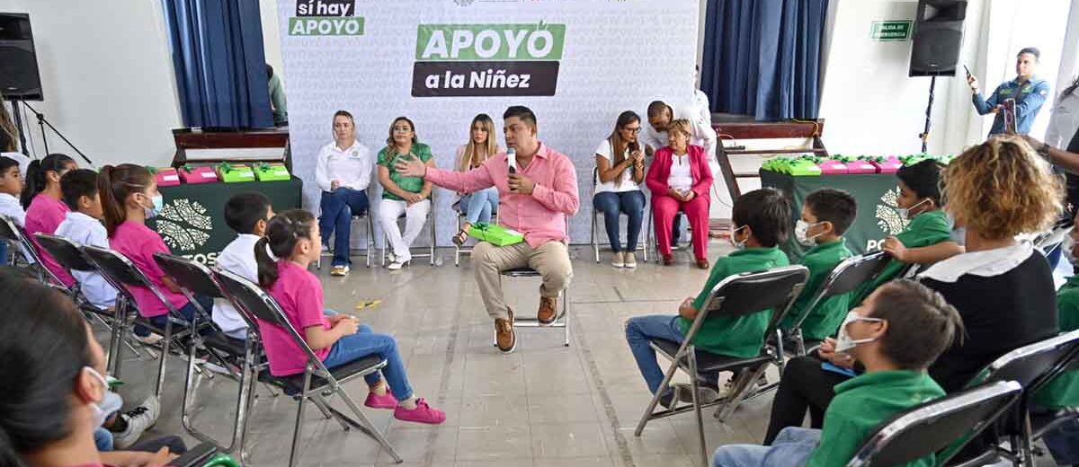 ENTREGAN TABLETS A MENORES DE CASAS HOGARES
