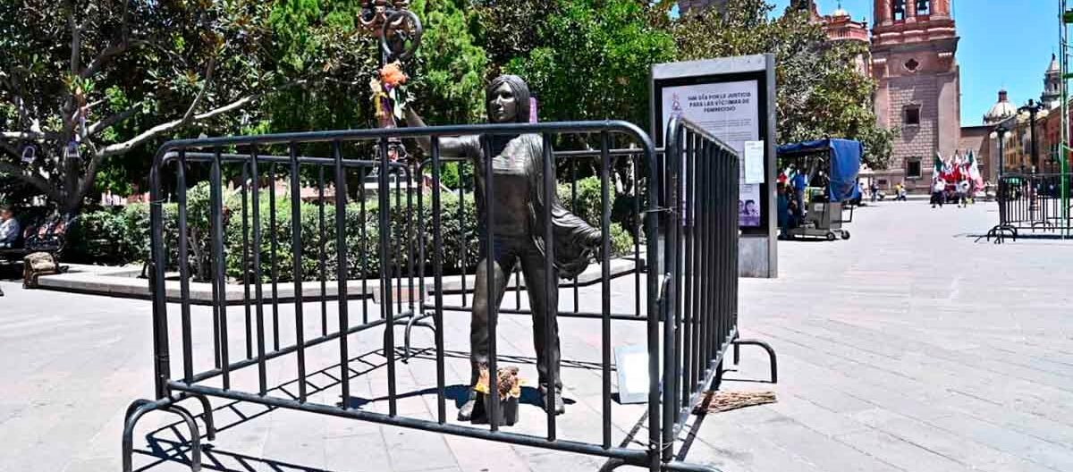 RESGUARDAN MEMORIAL EN PLAZA DE ARMAS