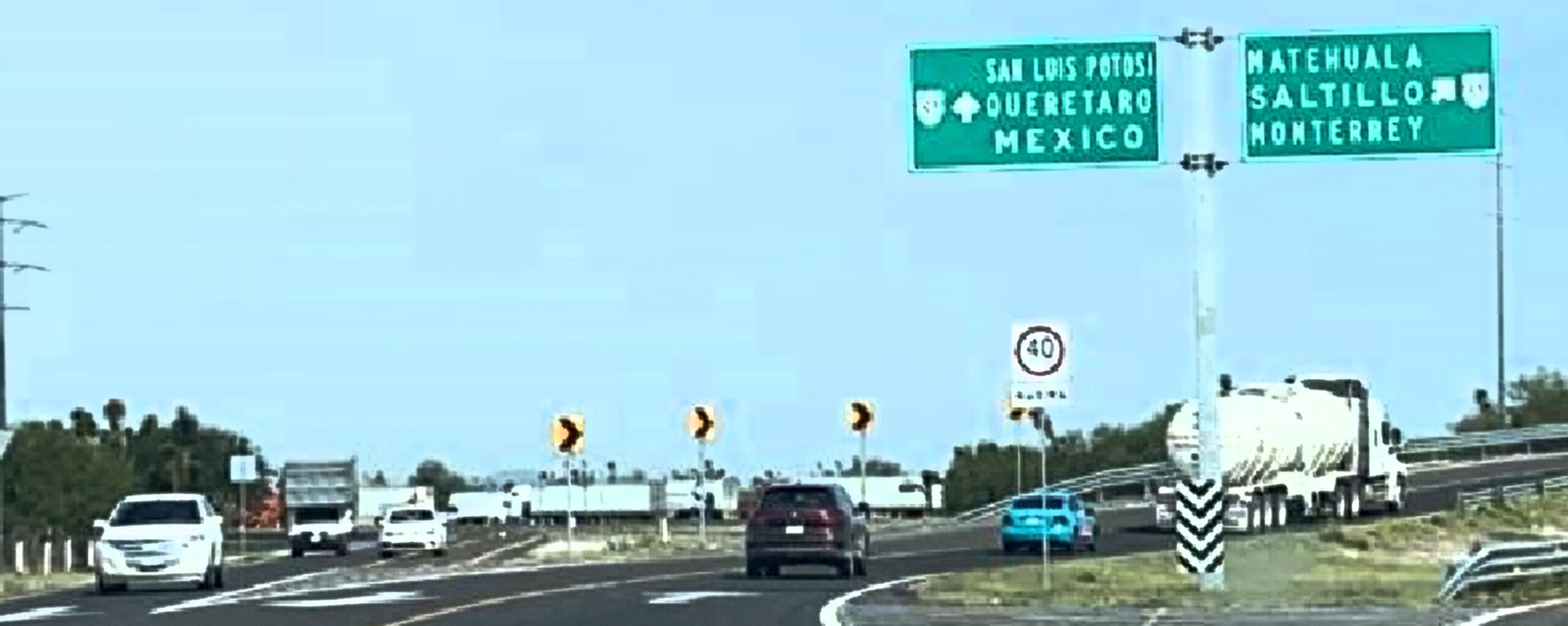 DOS HOMBRES MUERTOS Y UNA MUJER HERIDA DE BALA EN LA CARRETERA A MATEHUALA