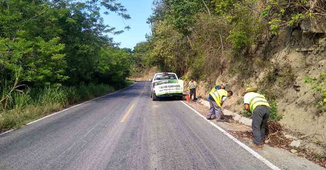 DAN MANTENIMIENTO A CAMINOS Y CARRETERAS DE 26 MUNICIPIOS DE SLP