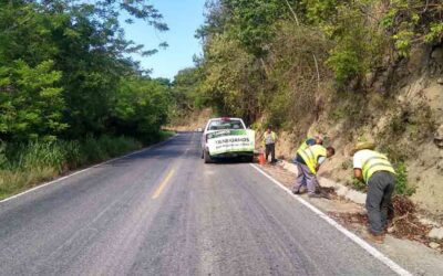 DAN MANTENIMIENTO A CAMINOS Y CARRETERAS DE 26 MUNICIPIOS DE SLP