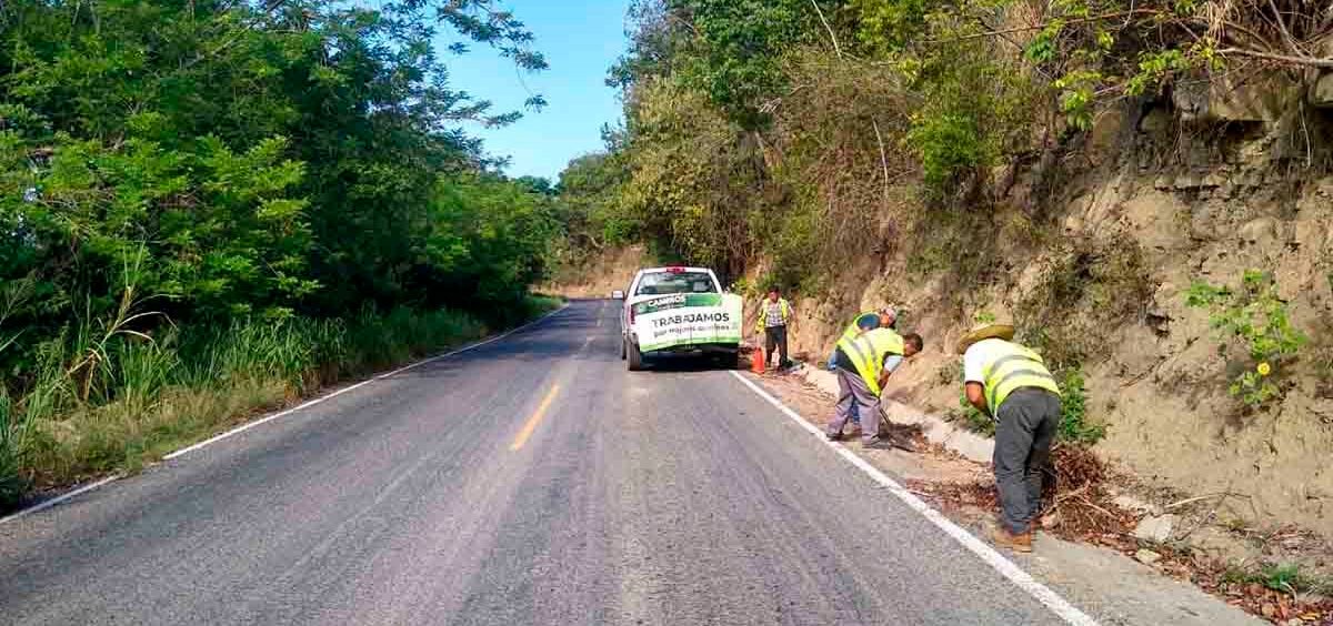 DAN MANTENIMIENTO A CAMINOS Y CARRETERAS DE 26 MUNICIPIOS DE SLP