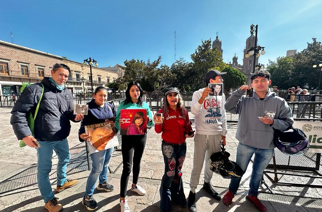 FANS RECIBEN BOLETOS PARA CONCIERTO DE LUIS MIGUEL