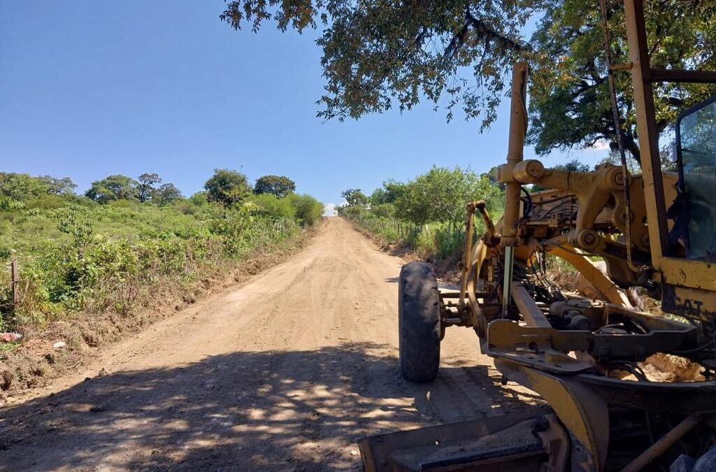 DAN MANTENIMIENTO A CAMINOS RURALES DE LA HUASTECA ANTE ARRIBO DE VISITANTES POR XANTOLO