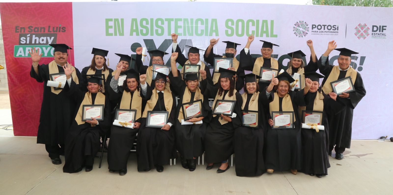 ENTREGAN CERTIFICACIONES A PERSONAS ADULTAS MAYORES