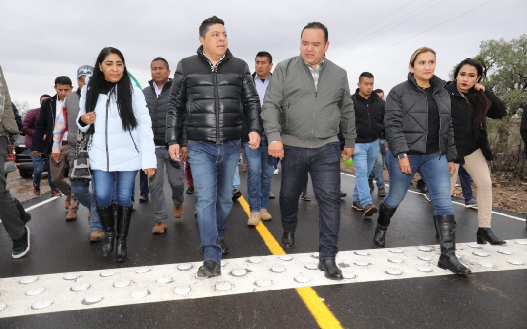 HABITANTES DE VILLA DE REYES AGRADECEN A GALLARDO POR NUEVO CAMINO