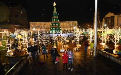 FAMILIAS POTOSINAS DISFRUTAN DE LA MAGIA DE LA NAVIDAD CON ENCENDIDO DE ÁRBOL