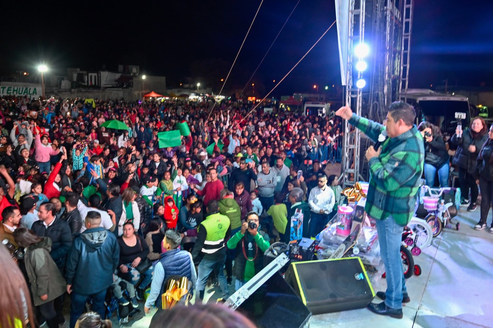 FAMILIAS DEL ALTIPLANO DISFRUTAN DE LAS POSADAS NAVIDEÑAS