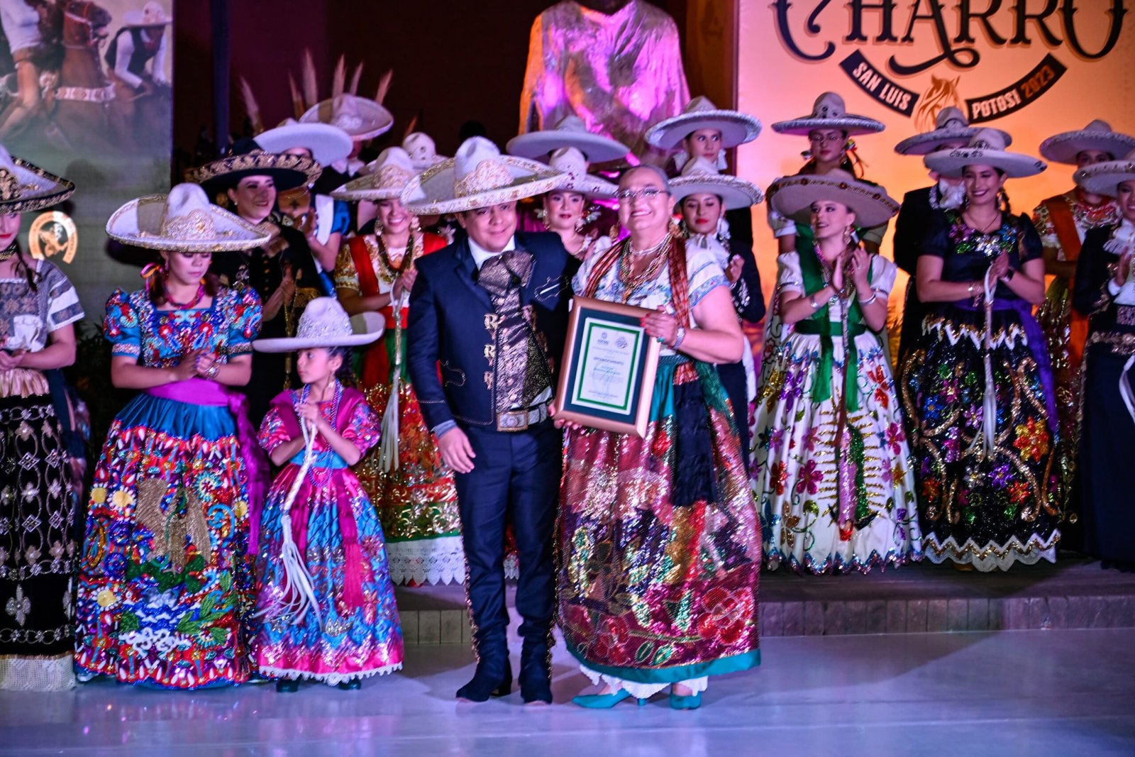 FAMILIA CHARRA CELEBRA BAILE DE REINAS CON RICARDO GALLARDO COMO INVITADO ESPECIAL